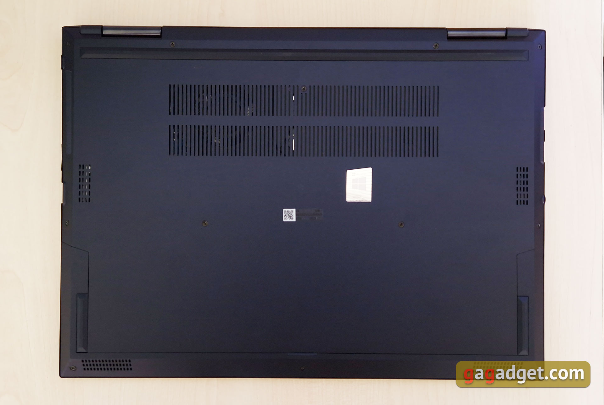 ASUS ExpertBook B7 Flip (B7402FEA) Test: Ein Flaggschiff-Enterprise-Notebook mit einem robusten Gehäuse-13 ASUS ExpertBook B7 Flip (B7402FEA) Test: Ein Flaggschiff-Enterprise-Notebook mit einem robusten Gehäuse-13
