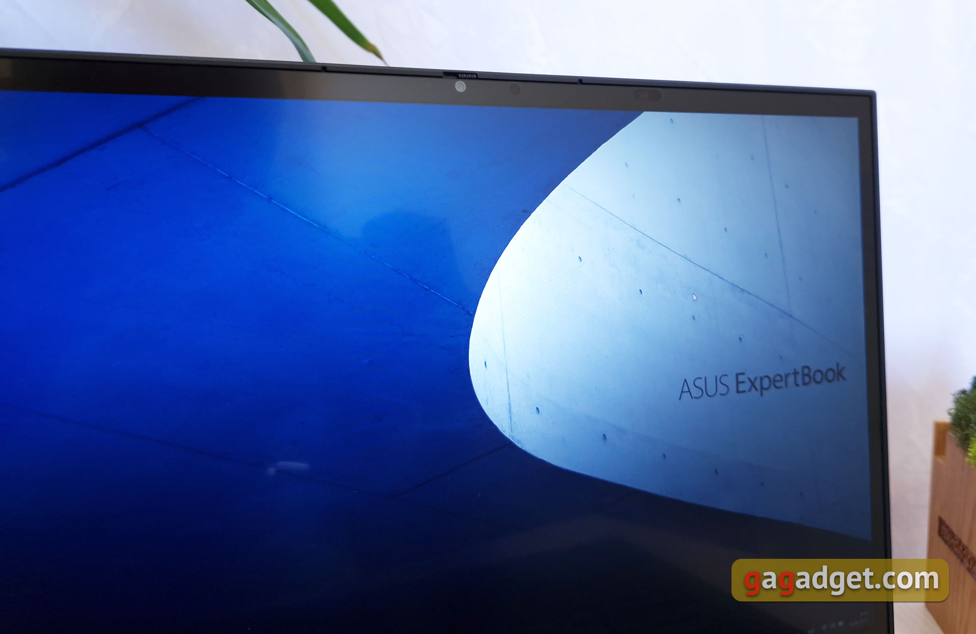 ASUS ExpertBook B7 Flip (B7402FEA) Test: Ein Flaggschiff-Enterprise-Notebook mit einem robusten Gehäuse-14 ASUS ExpertBook B7 Flip (B7402FEA) Test: Ein Flaggschiff-Enterprise-Notebook mit einem robusten Gehäuse-14