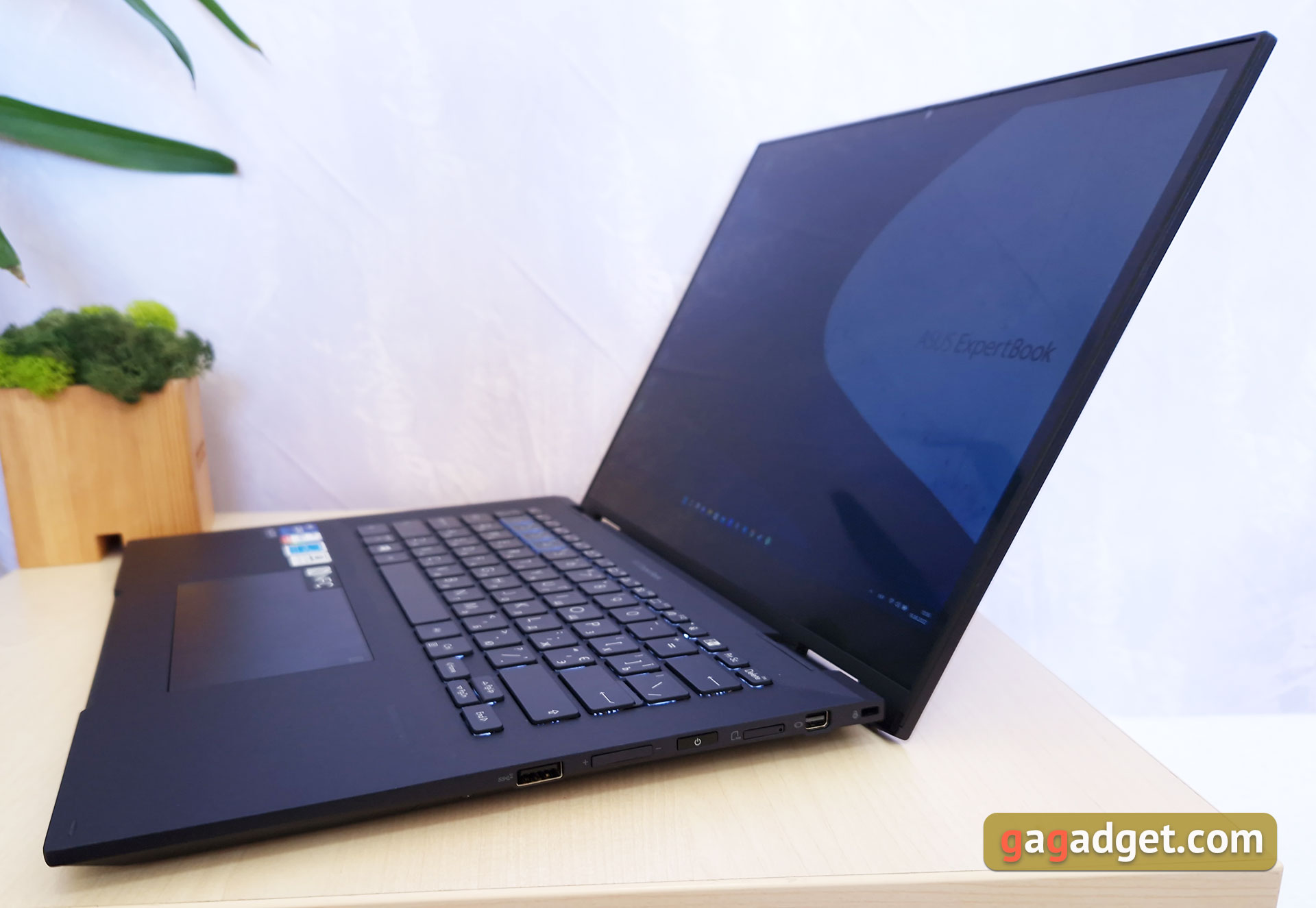ASUS ExpertBook B7 Flip (B7402FEA) Test: Ein Flaggschiff-Enterprise-Notebook mit einem robusten Gehäuse-31 ASUS ExpertBook B7 Flip (B7402FEA) Test: Ein Flaggschiff-Enterprise-Notebook mit einem robusten Gehäuse-31