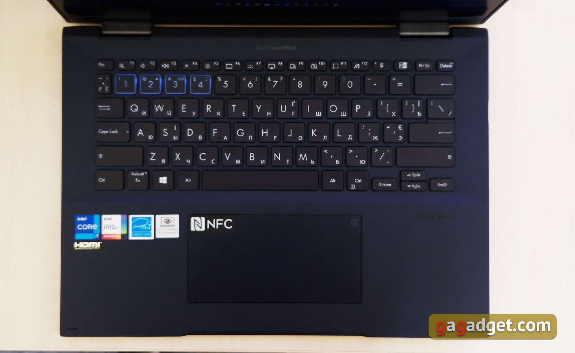 ASUS ExpertBook B7 Flip (B7402FEA) Test: Ein Flaggschiff-Enterprise-Notebook mit einem robusten Gehäuse-32 ASUS ExpertBook B7 Flip (B7402FEA) Test: Ein Flaggschiff-Enterprise-Notebook mit einem robusten Gehäuse-32