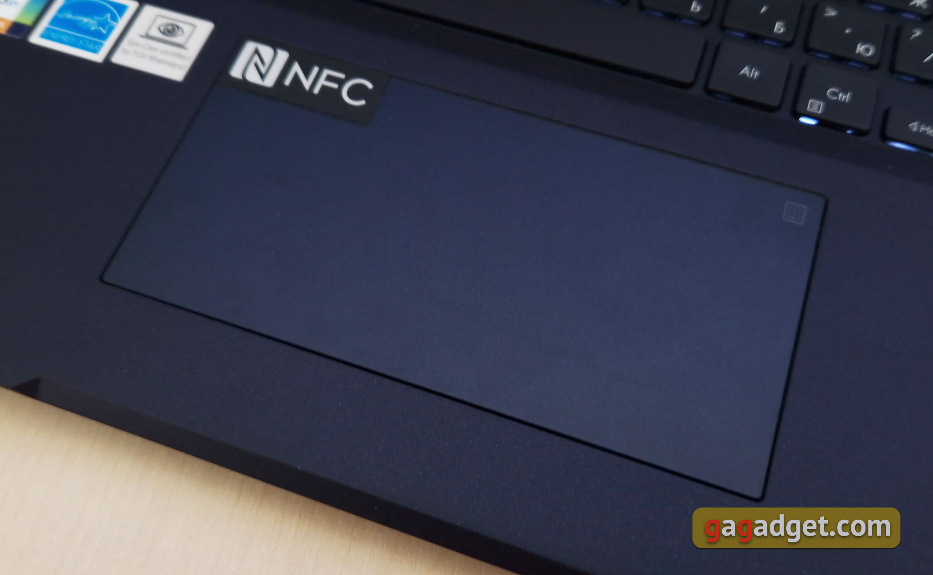 ASUS ExpertBook B7 Flip (B7402FEA) Test: Ein Flaggschiff-Enterprise-Notebook mit einem robusten Gehäuse-35 ASUS ExpertBook B7 Flip (B7402FEA) Test: Ein Flaggschiff-Enterprise-Notebook mit einem robusten Gehäuse-35