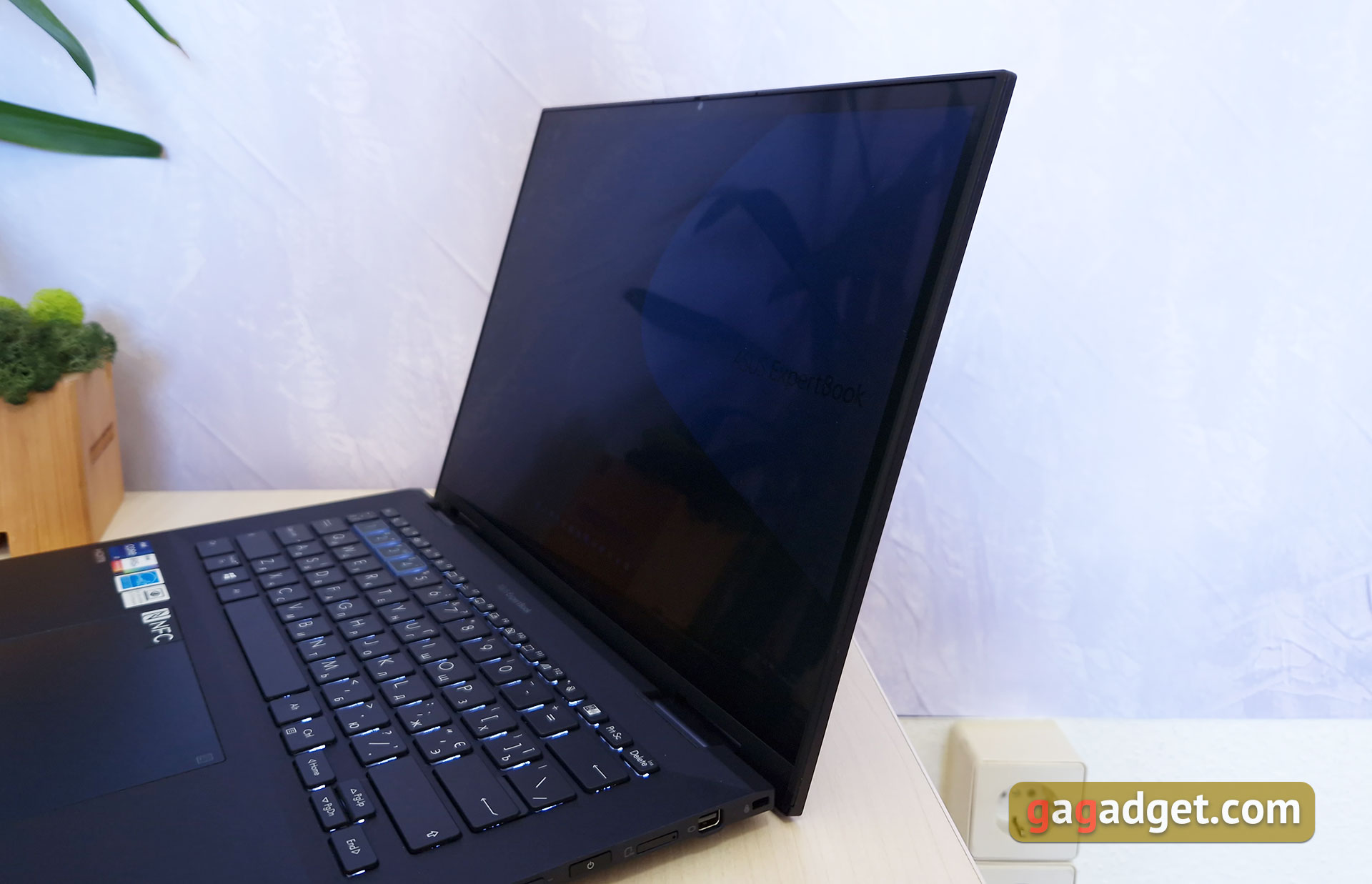 ASUS ExpertBook B7 Flip (B7402FEA) Test: Ein Flaggschiff-Enterprise-Notebook mit einem robusten Gehäuse-39 ASUS ExpertBook B7 Flip (B7402FEA) Test: Ein Flaggschiff-Enterprise-Notebook mit einem robusten Gehäuse-39