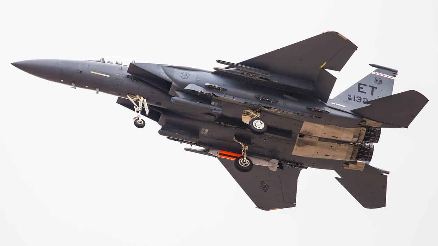 Eine B61-12-Bombe an einem F-15E Strike Eagle-Flugzeug. Illustration: Der Antrieb