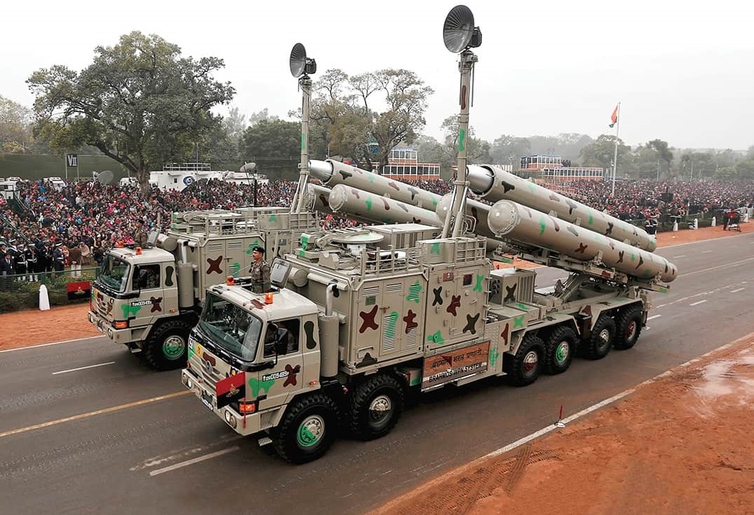 Das russische Boden-Luft-Raketensystem S-400 Triumf mit einer maximalen Reichweite von 400 Kilometern ist erstmals in Indien gesichtet worden Das russische Boden-Luft-Raketensystem S-400 Triumf mit einer maximalen Reichweite von 400 Kilometern ist erstmals in Indien gesichtet worden