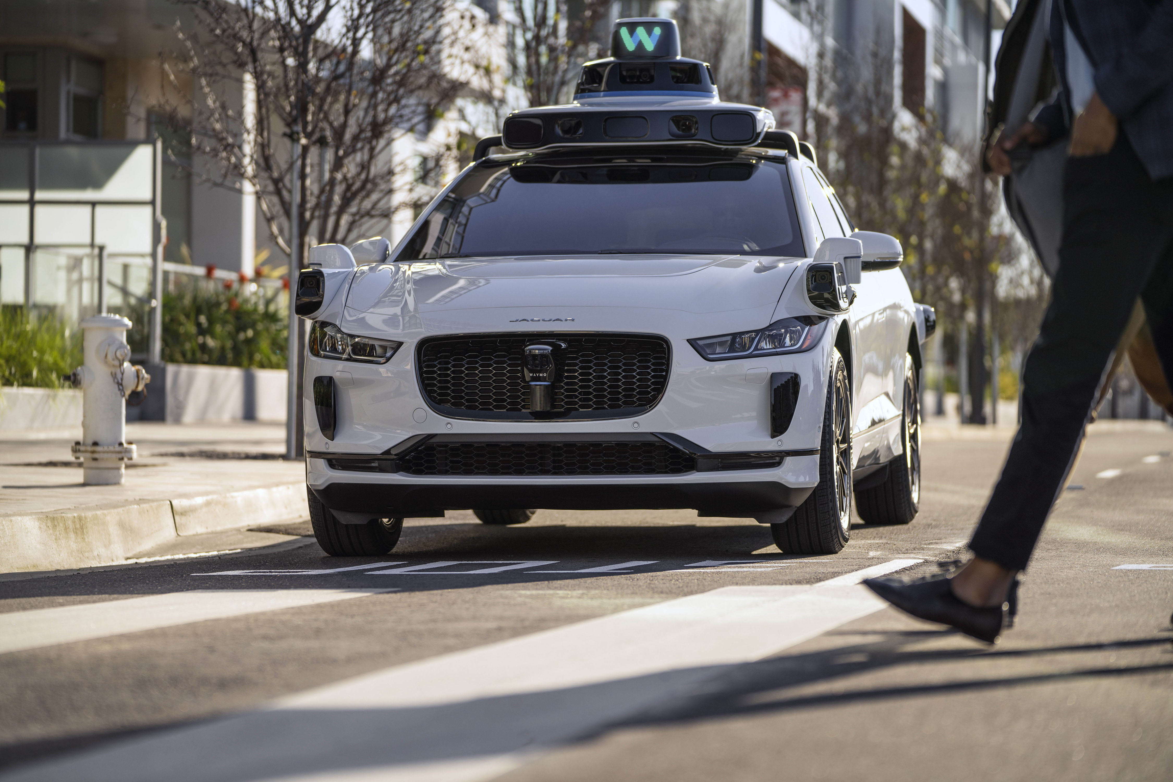 Sieben Waymo-Robotertaxis blockierten den Verkehr an einer Autobahnkreuzung in San Francisco Sieben Waymo-Robotertaxis blockierten den Verkehr an einer Autobahnkreuzung in San Francisco
