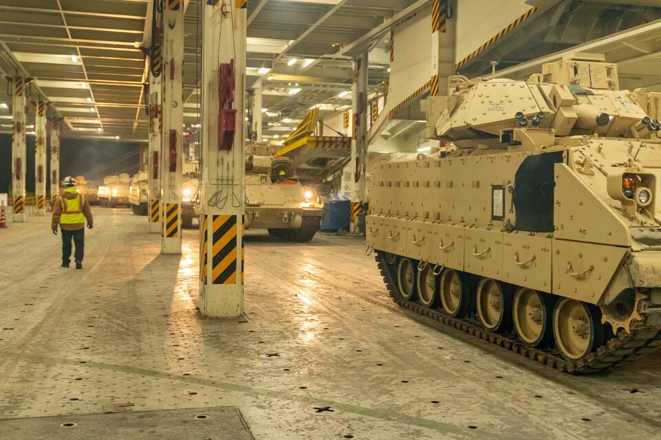 Der für die Ukraine bestimmte Bradley wird auf den Flugzeugträger ARC Integrity verladen. Der für die Ukraine bestimmte Bradley wird auf den Flugzeugträger ARC Integrity verladen.