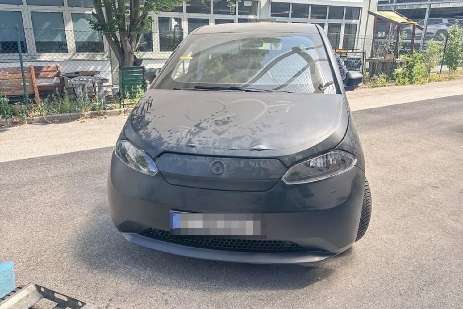 Getarnter Prototyp eines Elektroautos