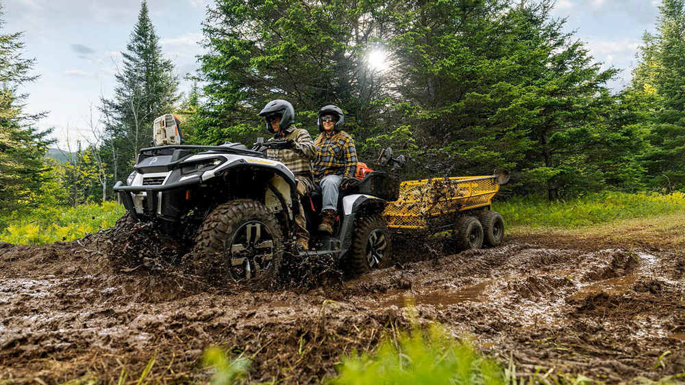 Can-Am Outlander Electric ATV in Aktion Can-Am Outlander Electric ATV in Aktion