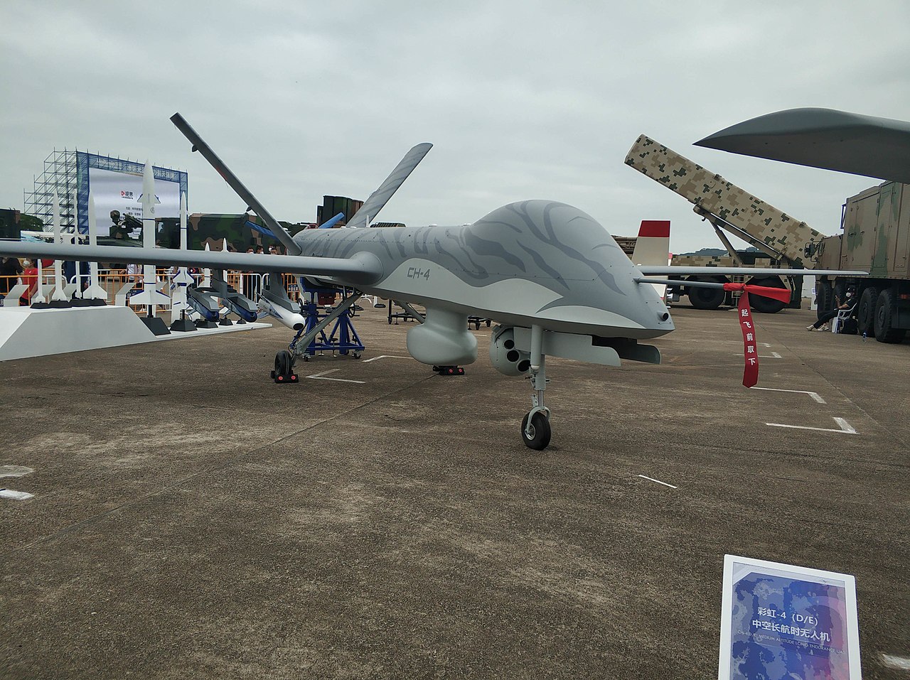 China hat die Kampfdrohne KVD002 mit AR-1-Raketen vorgestellt, die auf der beliebten CH-4-Drohne basiert und die MQ-9 Reaper kopiert. China hat die Kampfdrohne KVD002 mit AR-1-Raketen vorgestellt, die auf der beliebten CH-4-Drohne basiert und die MQ-9 Reaper kopiert.