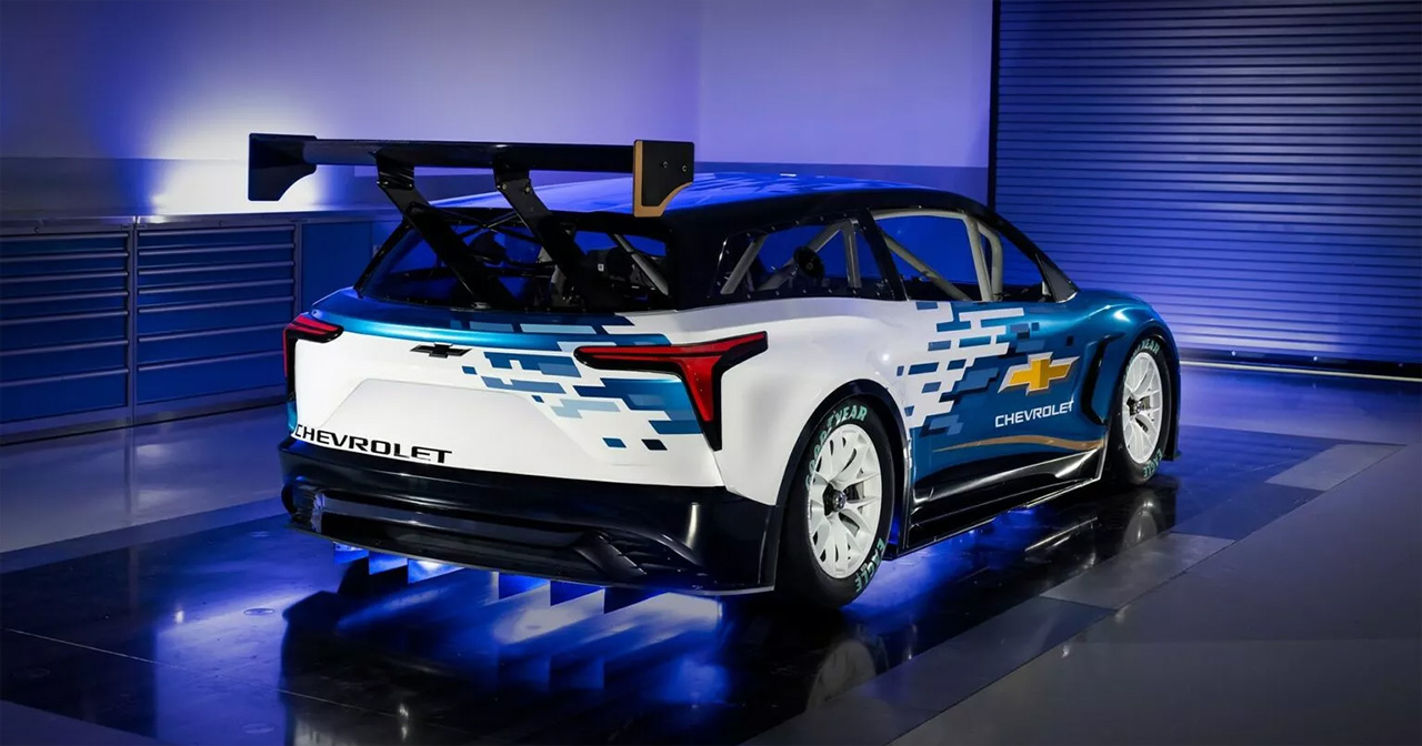 Chevrolet Blazer EV.R NASCAR auf der Rennstrecke. Chevrolet Blazer EV.R NASCAR auf der Rennstrecke.