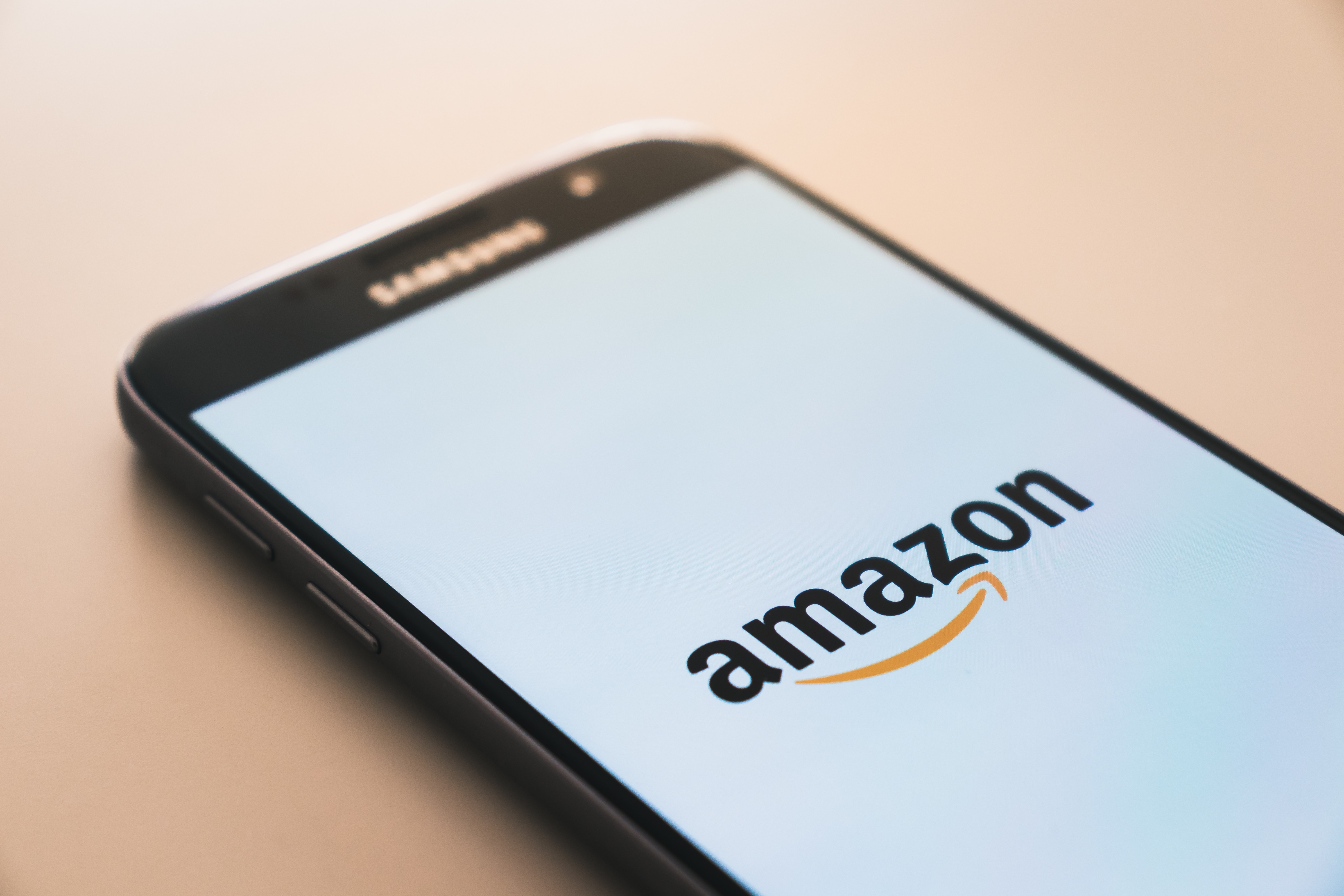 Amazon testet einen neuen KI-gesteuerten Chatbot, der Fragen zu Produkten beantwortet Amazon testet einen neuen KI-gesteuerten Chatbot, der Fragen zu Produkten beantwortet