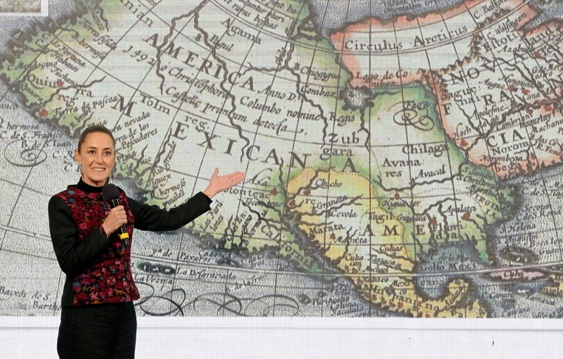 Claudia Sheinbaum mit einer historischen Karte von Mexiko