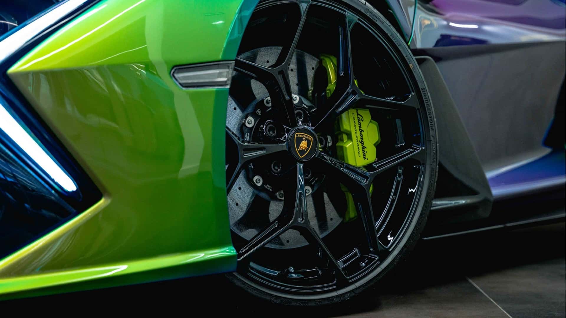 Lamborghini Revuelto mit einem Hauch von Farbe Lamborghini Revuelto mit einem Hauch von Farbe
