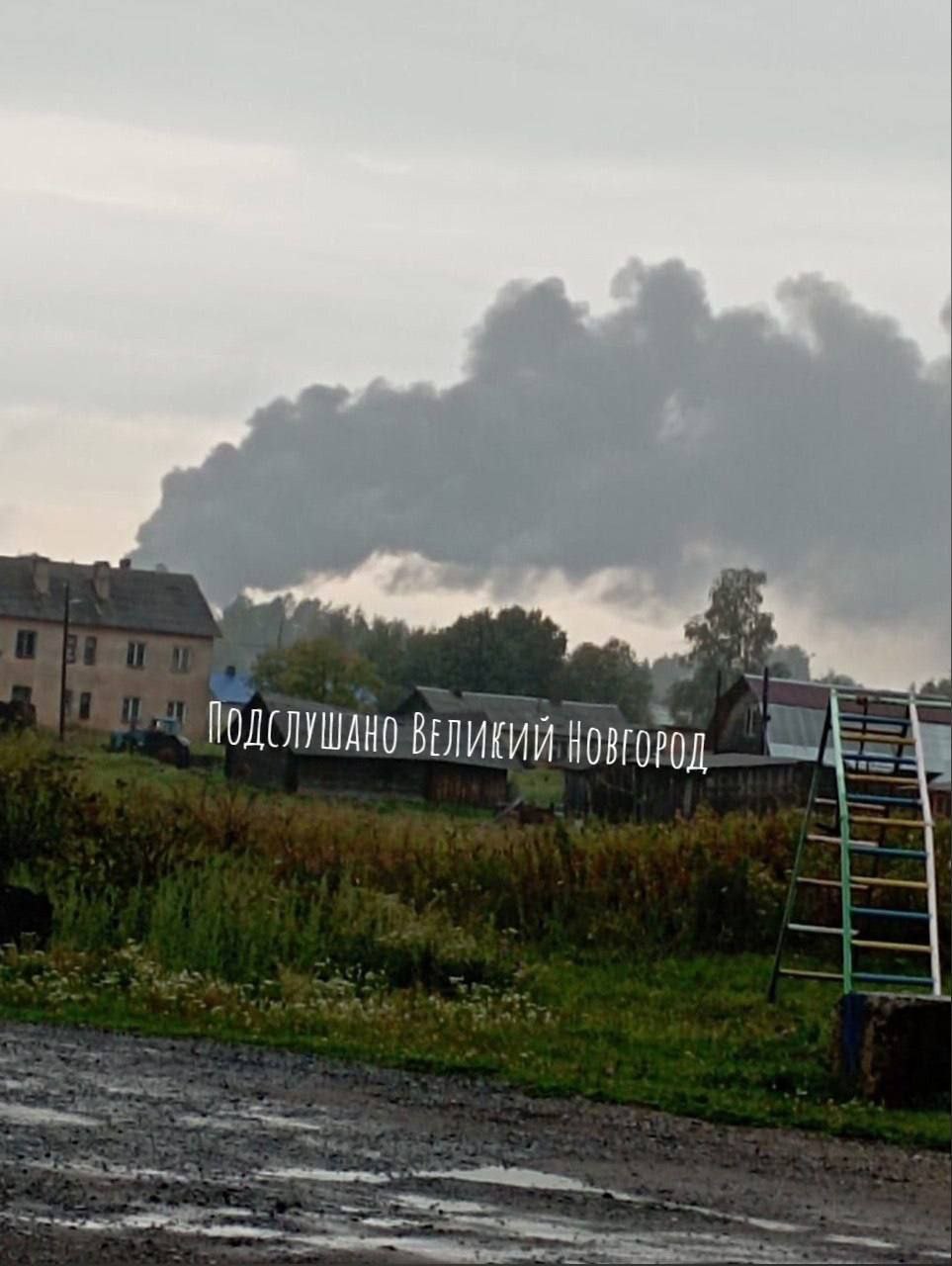 Ein Drohnenangriff könnte atomwaffenfähige Überschallbomber vom Typ Tu-22M3 auf einem russischen Militärstützpunkt getroffen haben Ein Drohnenangriff könnte atomwaffenfähige Überschallbomber vom Typ Tu-22M3 auf einem russischen Militärstützpunkt getroffen haben