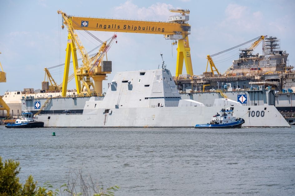 Die USS Zumwalt, Amerikas modernster Zerstörer, ist in der Werft eingetroffen, um die nichtnukleare Hyperschallwaffe Conventional Prompt Strike zu installieren Die USS Zumwalt, Amerikas modernster Zerstörer, ist in der Werft eingetroffen, um die nichtnukleare Hyperschallwaffe Conventional Prompt Strike zu installieren
