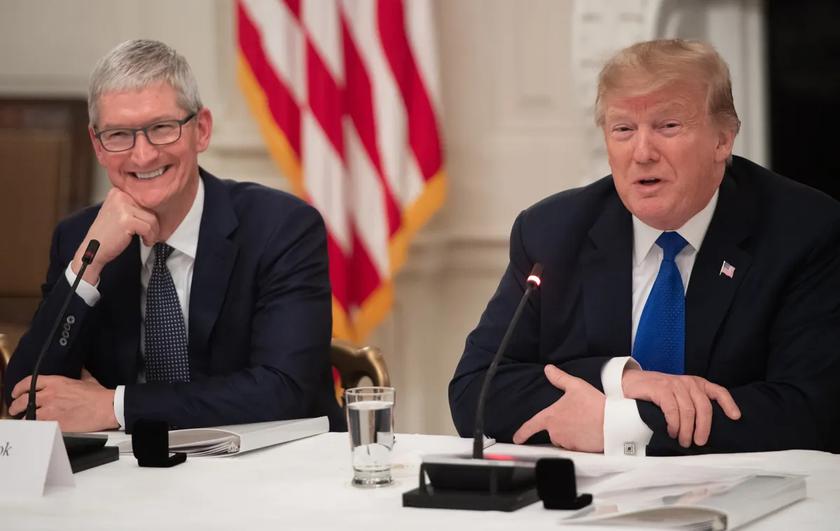 Donald Trump und Tim Cook. Illustration: Saul Loeb/AFP/Getty Images Donald Trump und Tim Cook auf dem Weltwirtschaftsforum
