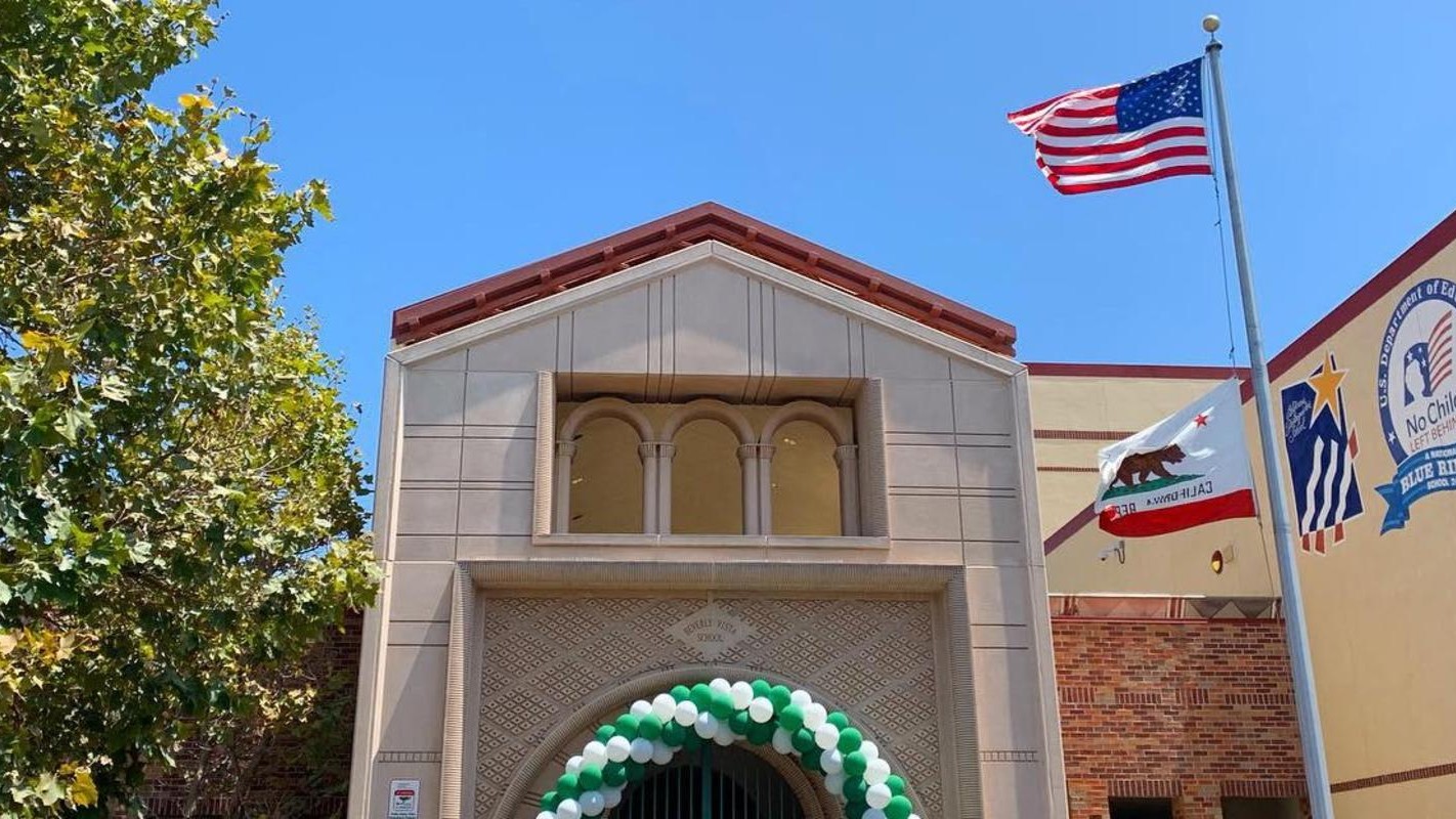 Die Polizei von Beverly Hills untersucht die Verbreitung von gefälschten intimen Fotos von Schulkindern, die von einer künstlichen Intelligenz erzeugt wurden Die Polizei von Beverly Hills untersucht die Verbreitung von gefälschten intimen Fotos von Schulkindern, die von einer künstlichen Intelligenz erzeugt wurden