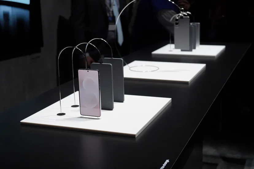 Galaxy S25 Edge Smartphone mit zwei Kameras auf der Rückseite Galaxy S25 Edge Smartphone mit zwei Kameras auf der Rückseite