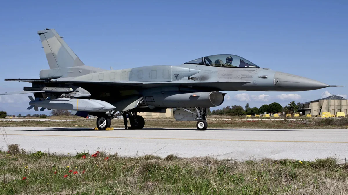 Griechischer F-16-Kampfjet mit AGM-154 JSOW-Bomben Griechischer F-16-Kampfjet mit AGM-154 JSOW-Bomben