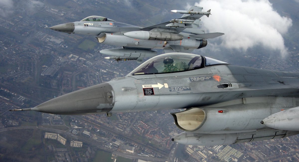F-16-Kampfjet gegen den Himmel