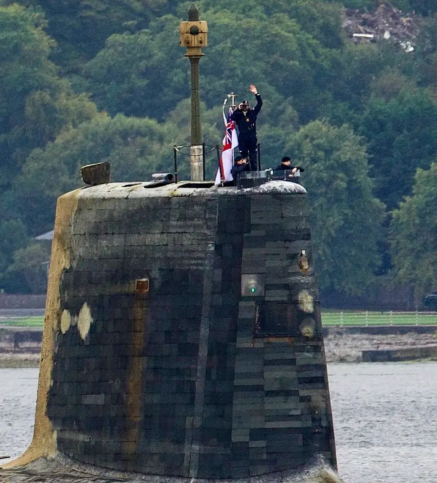 Das atomgetriebene U-Boot der Vanguard-Klasse, das Interkontinentalraketen vom Typ Trident II (D5) an Bord hat, gleicht nach einem längeren Einsatz einem Seeungeheuer.-7