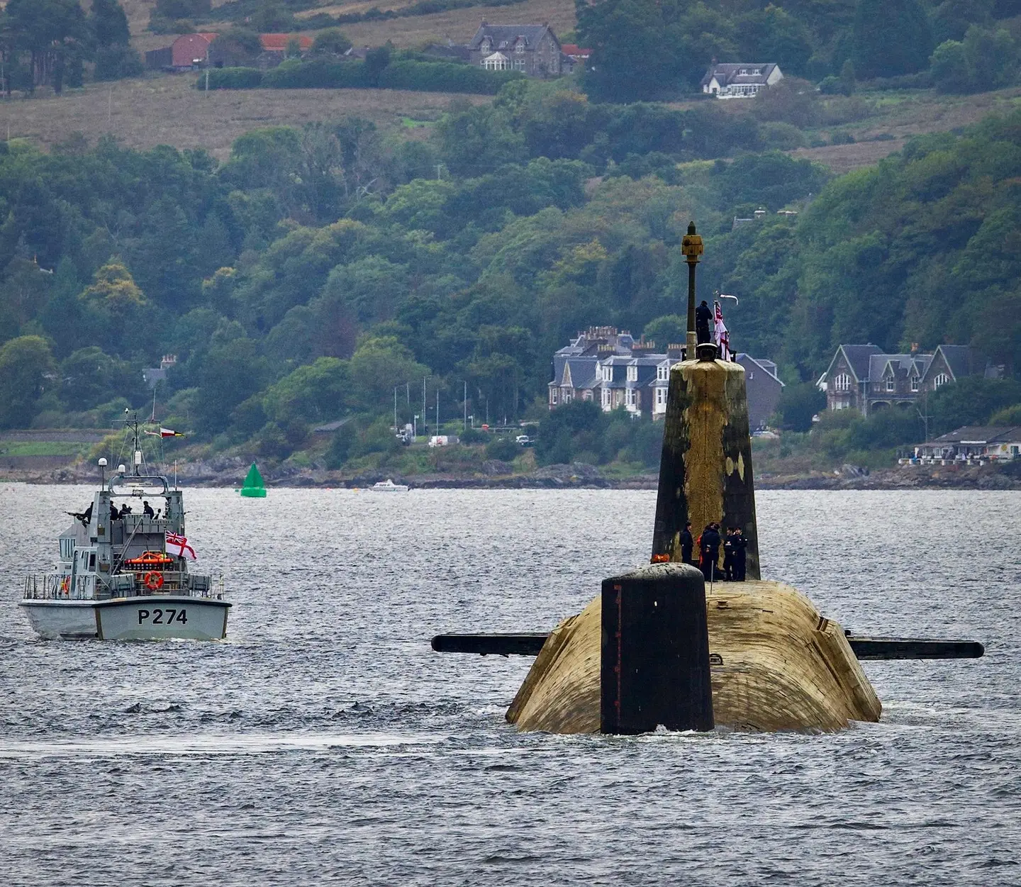 Das atomgetriebene U-Boot der Vanguard-Klasse, das Interkontinentalraketen vom Typ Trident II (D5) an Bord hat, gleicht nach einem längeren Einsatz einem Seeungeheuer.-9