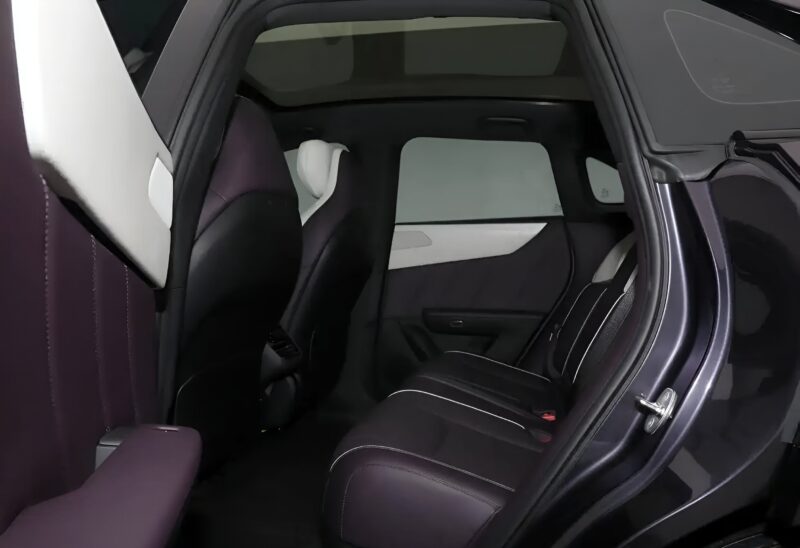 Schwarze Decke im Innenraum des Mazda EZ-60