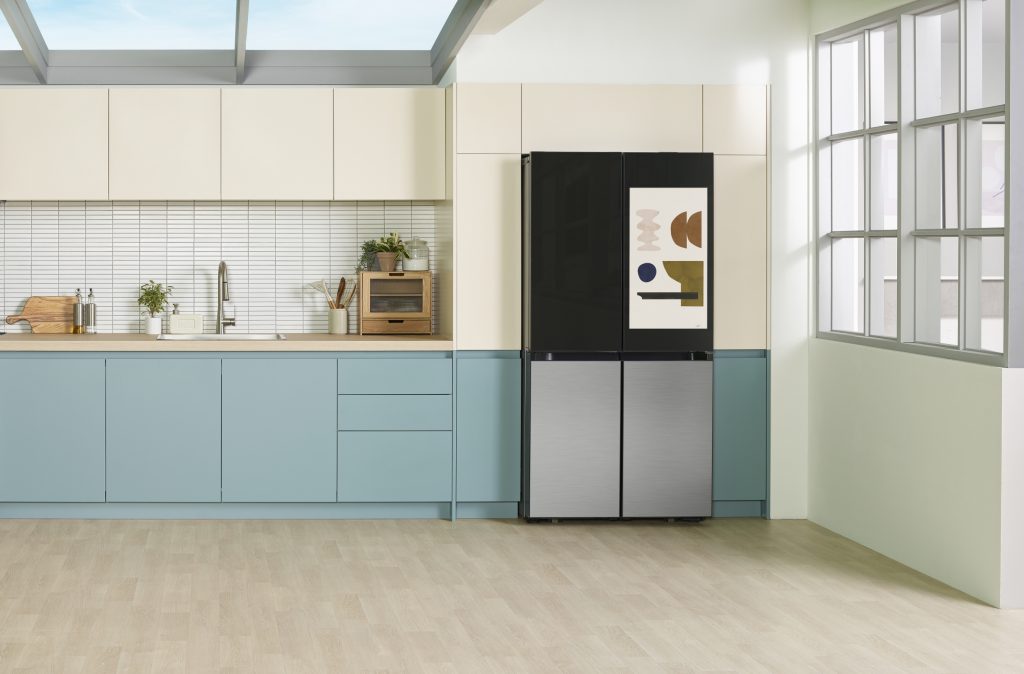 Samsung stellt auf der CES 2023 einen neuen intelligenten Kühlschrank mit 32-Zoll-Display vor Samsung stellt auf der CES 2023 einen neuen intelligenten Kühlschrank mit 32-Zoll-Display vor
