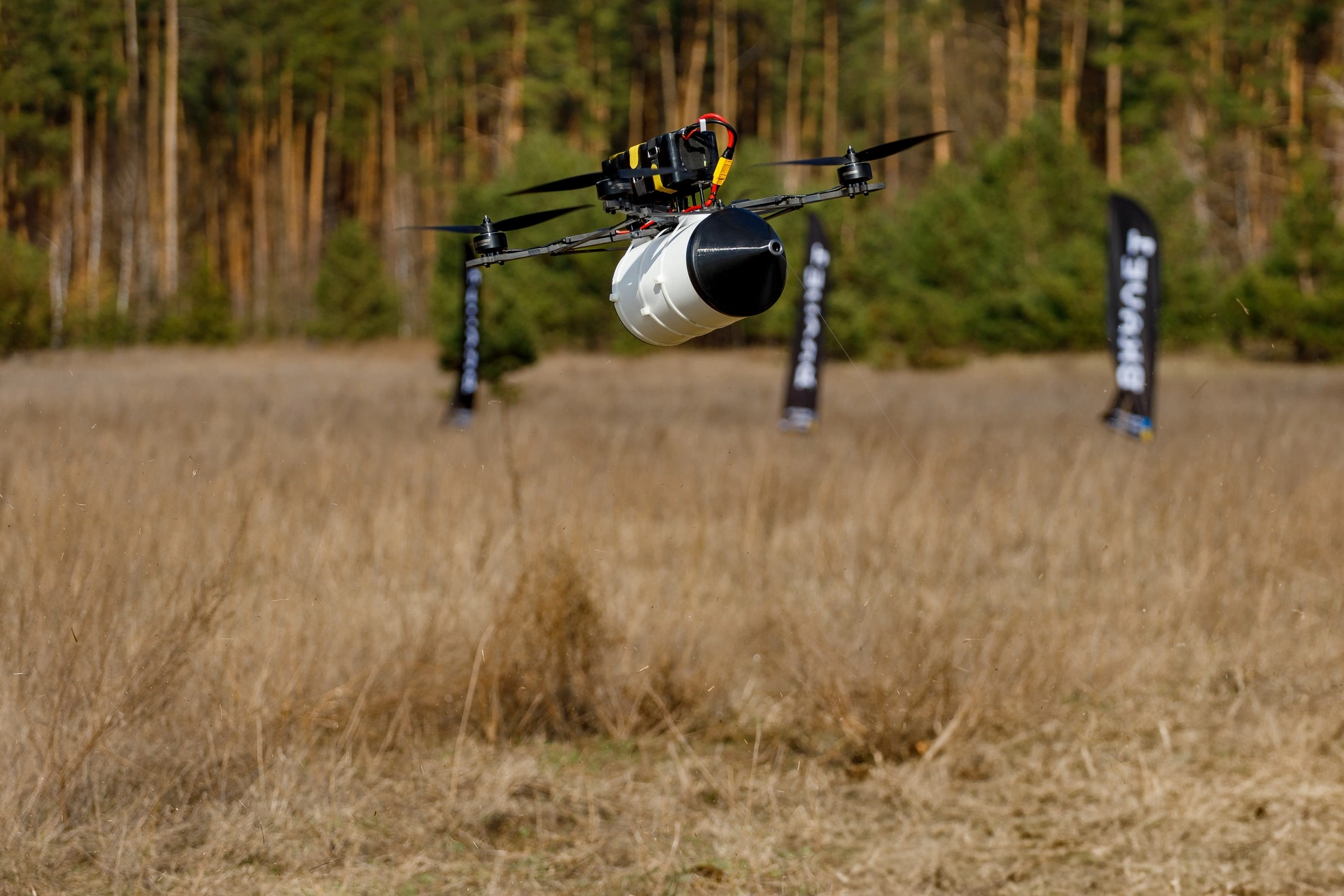 Test einer FPV-Drohne mit Glasfasersteuerung. Illustration: Brave1