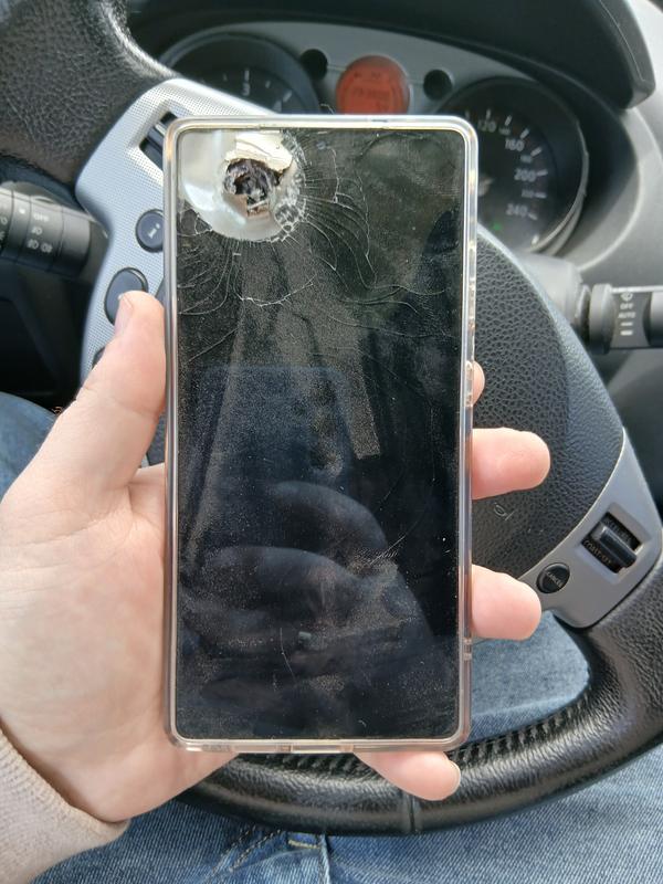 Foto des Galaxy S25 Ultra mit einem durch ein Geschoss durchstochenen Bildschirm. Illustration: Samsung