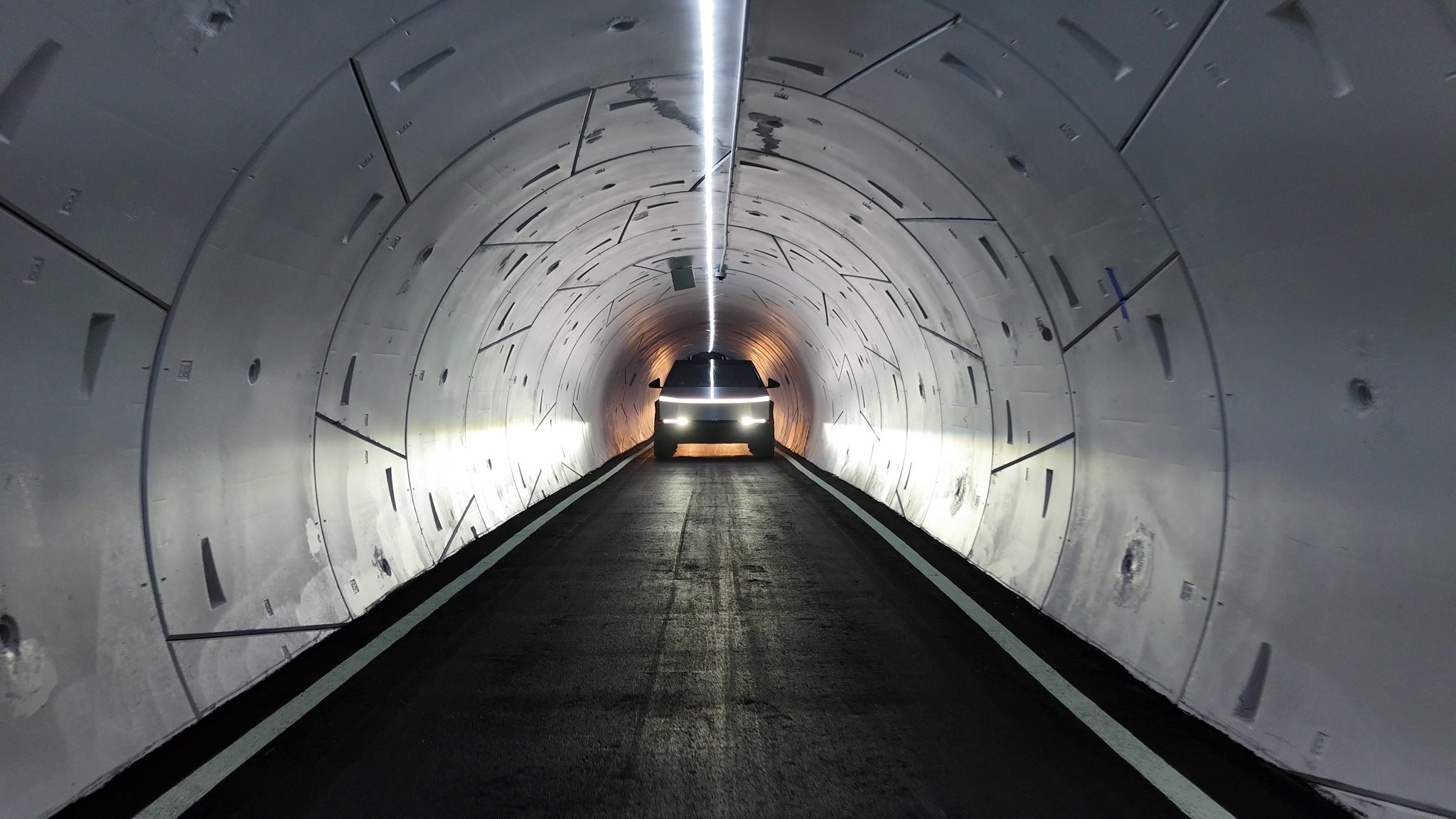 Das Innere des CyberTunnels im Werk von Giga Texas Das Innere des CyberTunnels im Werk von Giga Texas