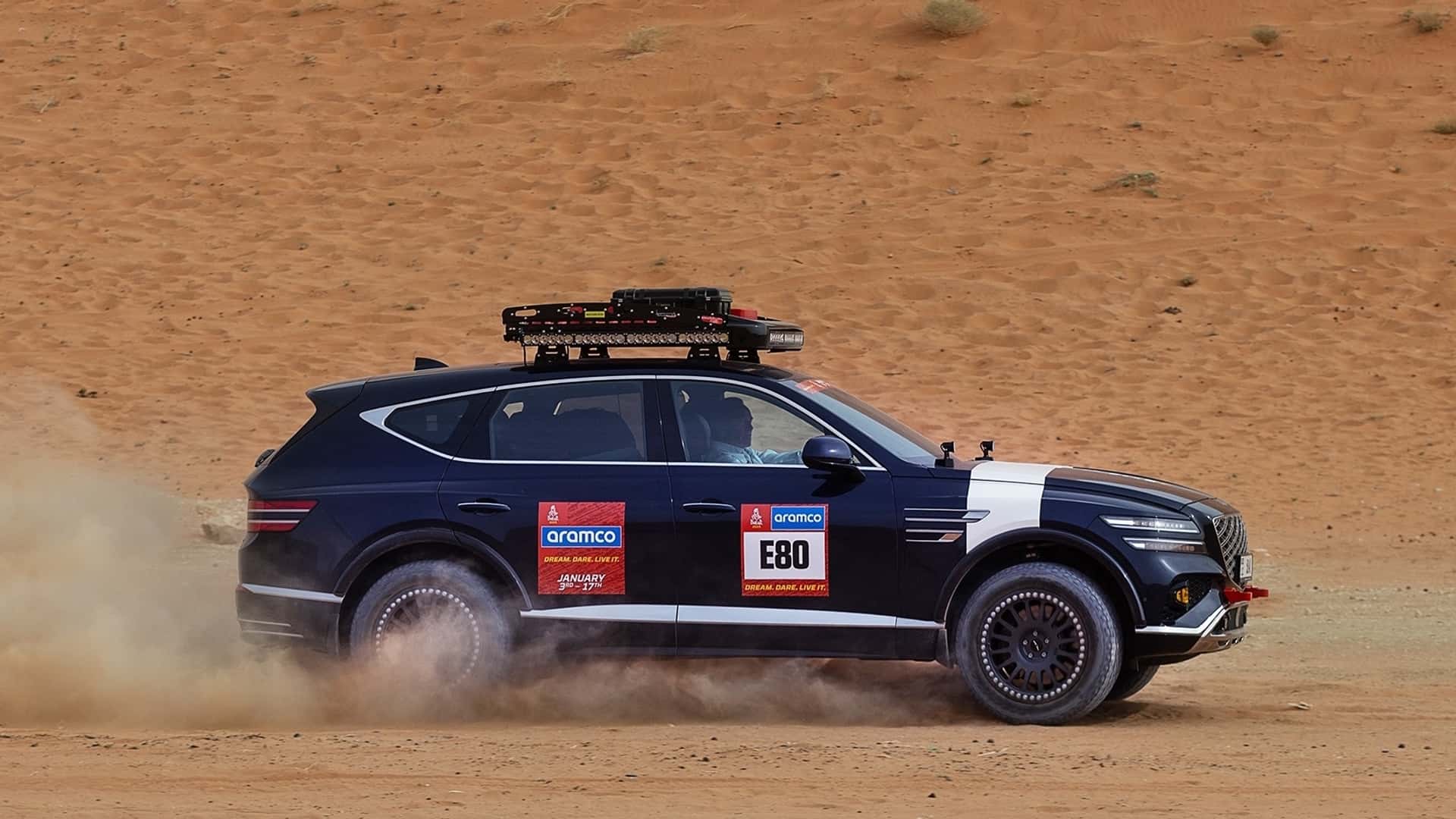 Genesis GV80 Desert Edition mit Blick in die Wüste