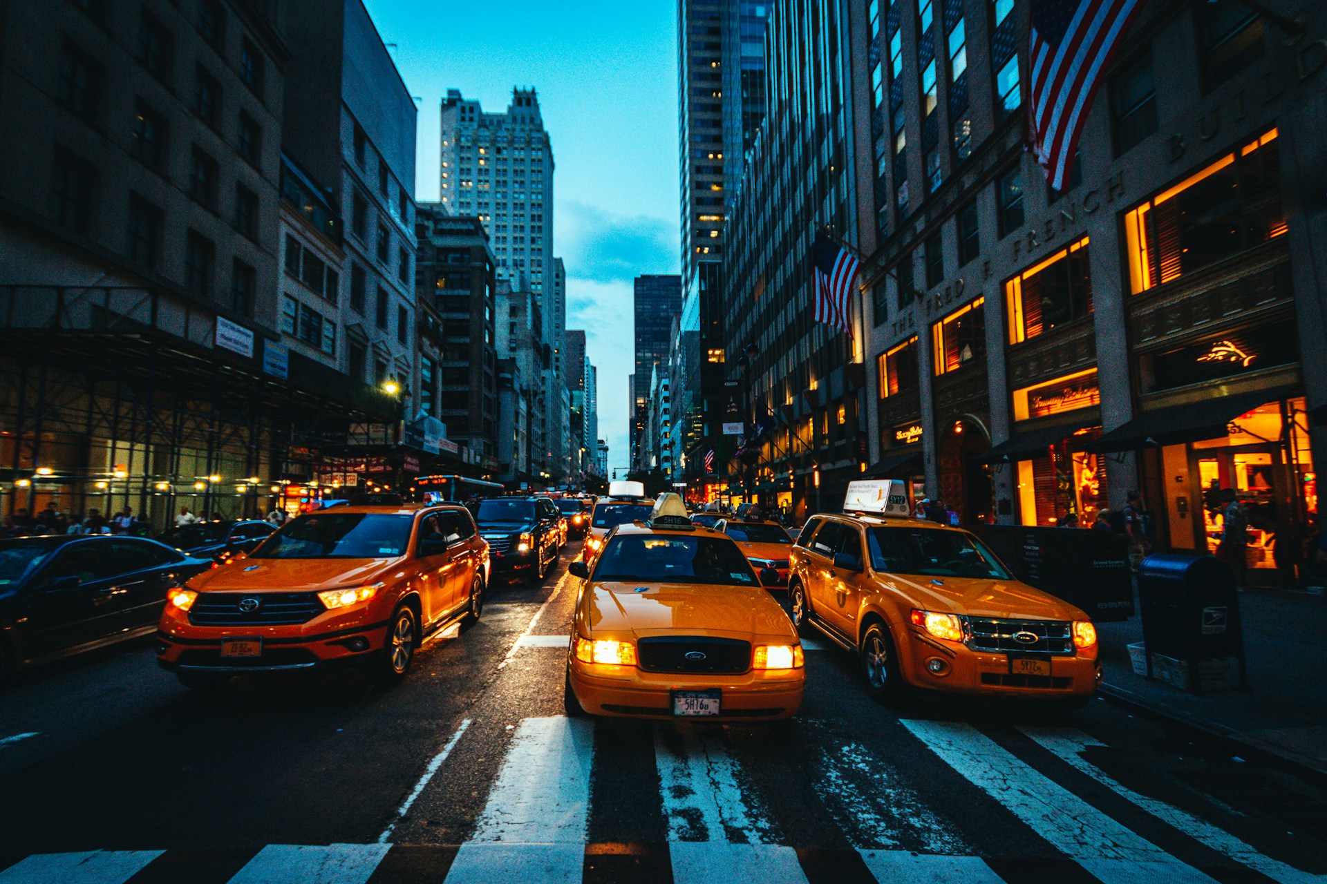 New York City erlaubt die Erprobung von Robotertaxis mit einem Sicherheitsbeauftragten hinter dem Lenkrad New York City erlaubt die Erprobung von Robotertaxis mit einem Sicherheitsbeauftragten hinter dem Lenkrad