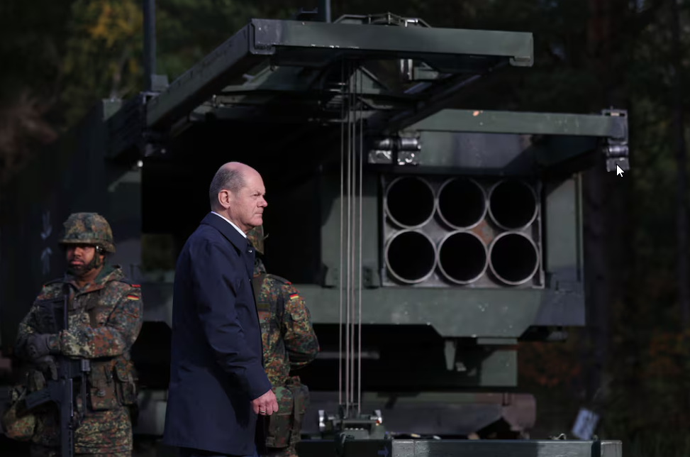 Der deutsche Bundeskanzler Olaf Scholz geht an dem Mehrfachraketenstartsystem (MARS II) vorbei. Illustration: AFP Bundeskanzler Olaf Scholz neben dem Mehrfachraketenstartsystem (MARS II)