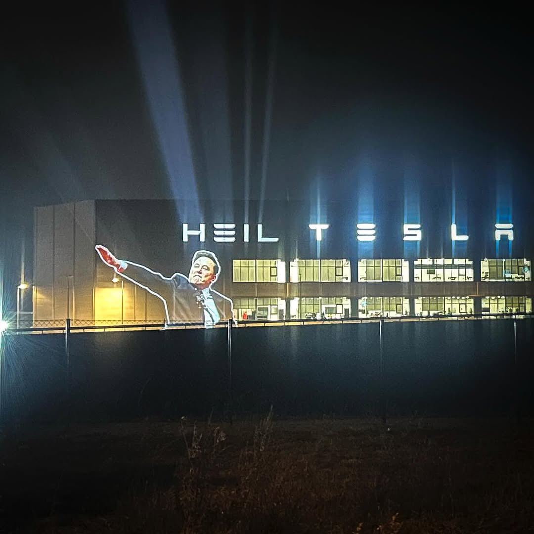 Ilon Musk an der Fassade der Tesla Gigafactory Berlin-Brandenburg Ilon Musks Bild eines Nazi-Grußes
