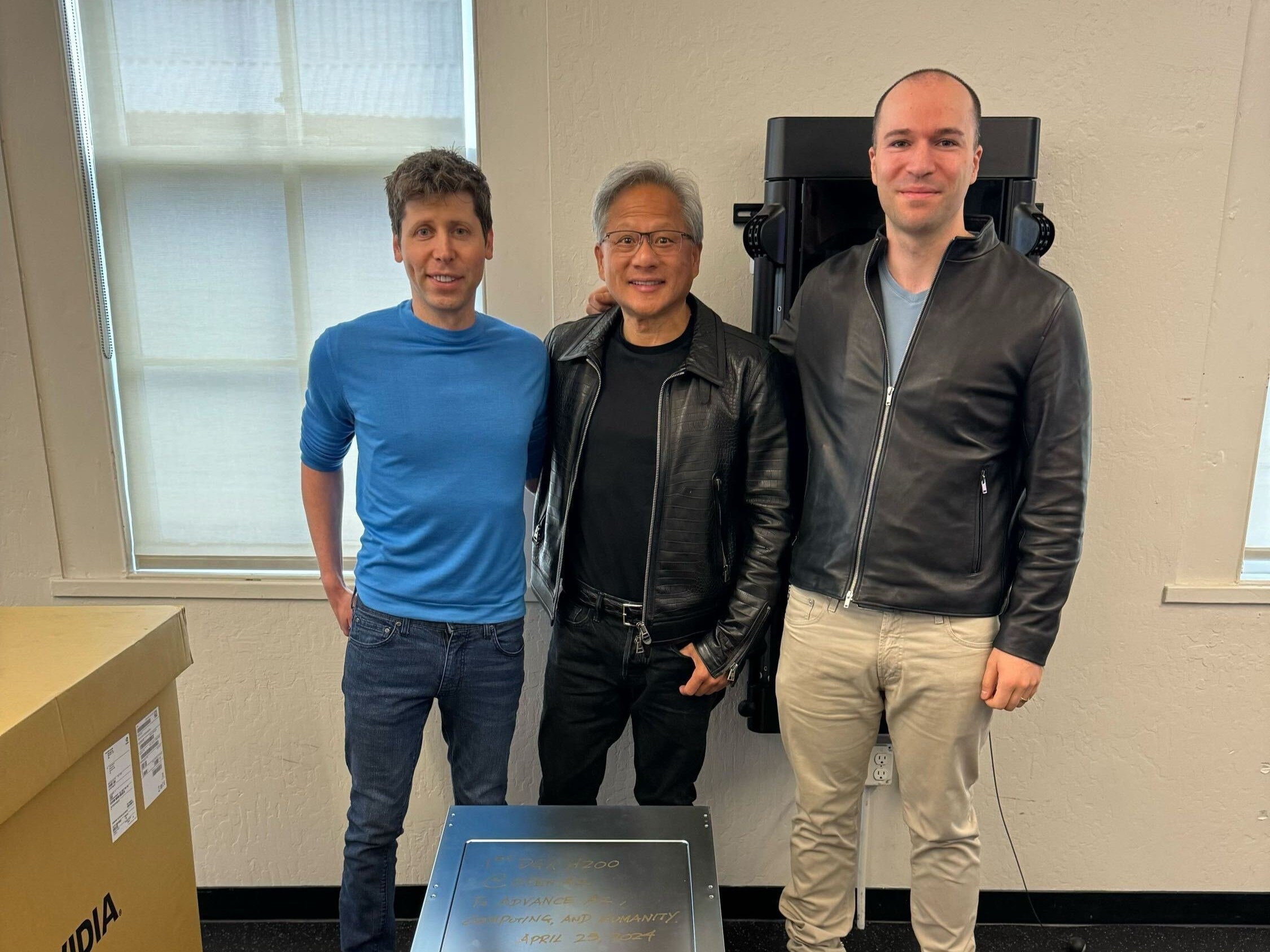 NVIDIA CEO übergibt persönlich die ersten DGX H200 KI-Beschleuniger an das OpenAI Büro NVIDIA CEO übergibt persönlich die ersten DGX H200 KI-Beschleuniger an das OpenAI Büro