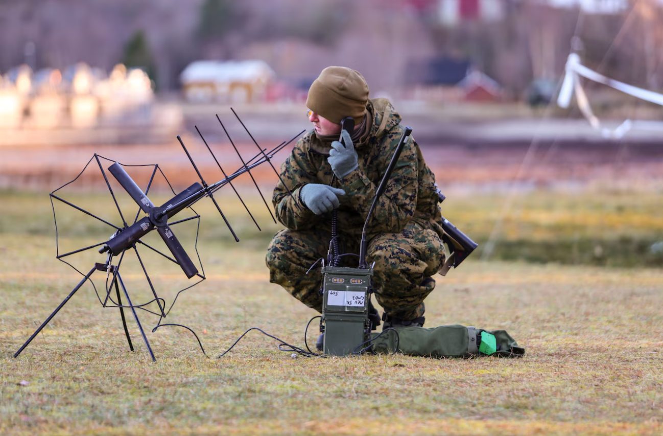 Ein US-Marine stellt eine Verbindung her