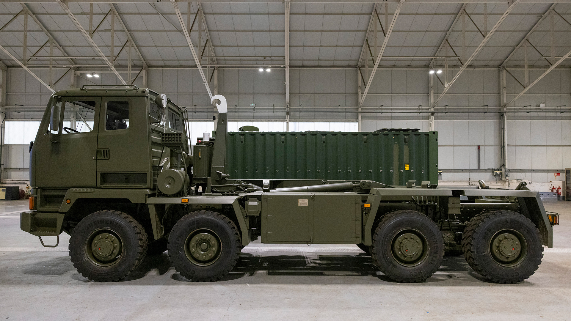 Ein Lastwagen und ein Container mit Gravehawk-Raketen. Illustration: Forces News