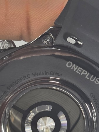 Illustration: MKBHD Auf der Rückseite der Uhr steht "Meda in China" statt "Made in China".