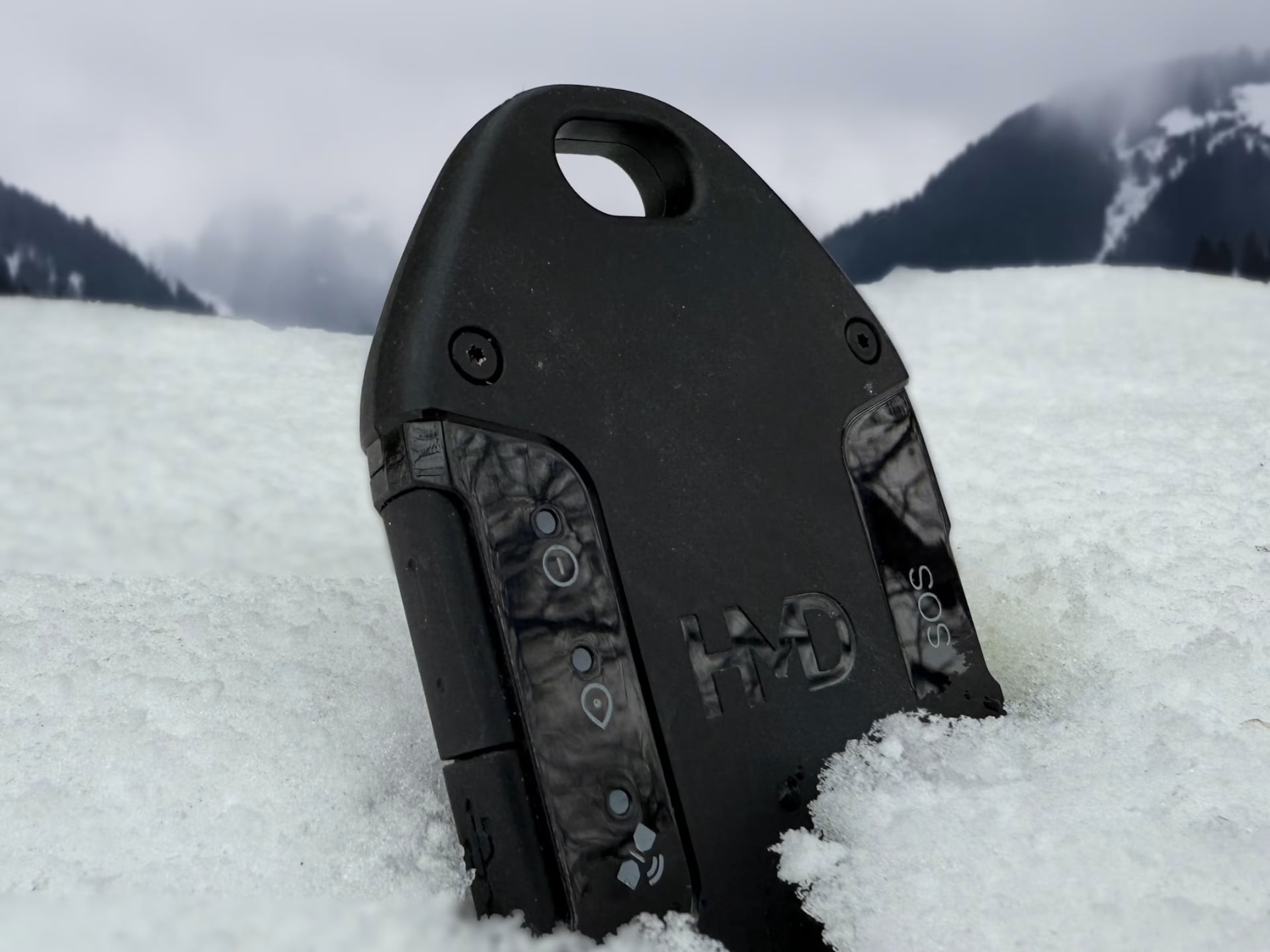 HMD OffGrid im Schnee inmitten eines Berggebiets HMD OffGrid im Schnee inmitten eines Berggebiets