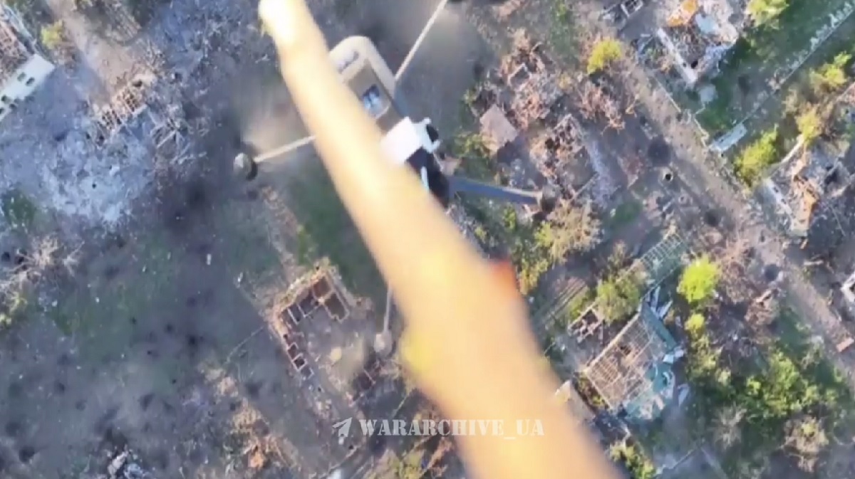 Wenn alte Technik die Innovation schlägt: Ein ukrainischer Drohnenpilot schoss eine feindliche Mavic mit einem an die Drohne gebundenen Stock ab