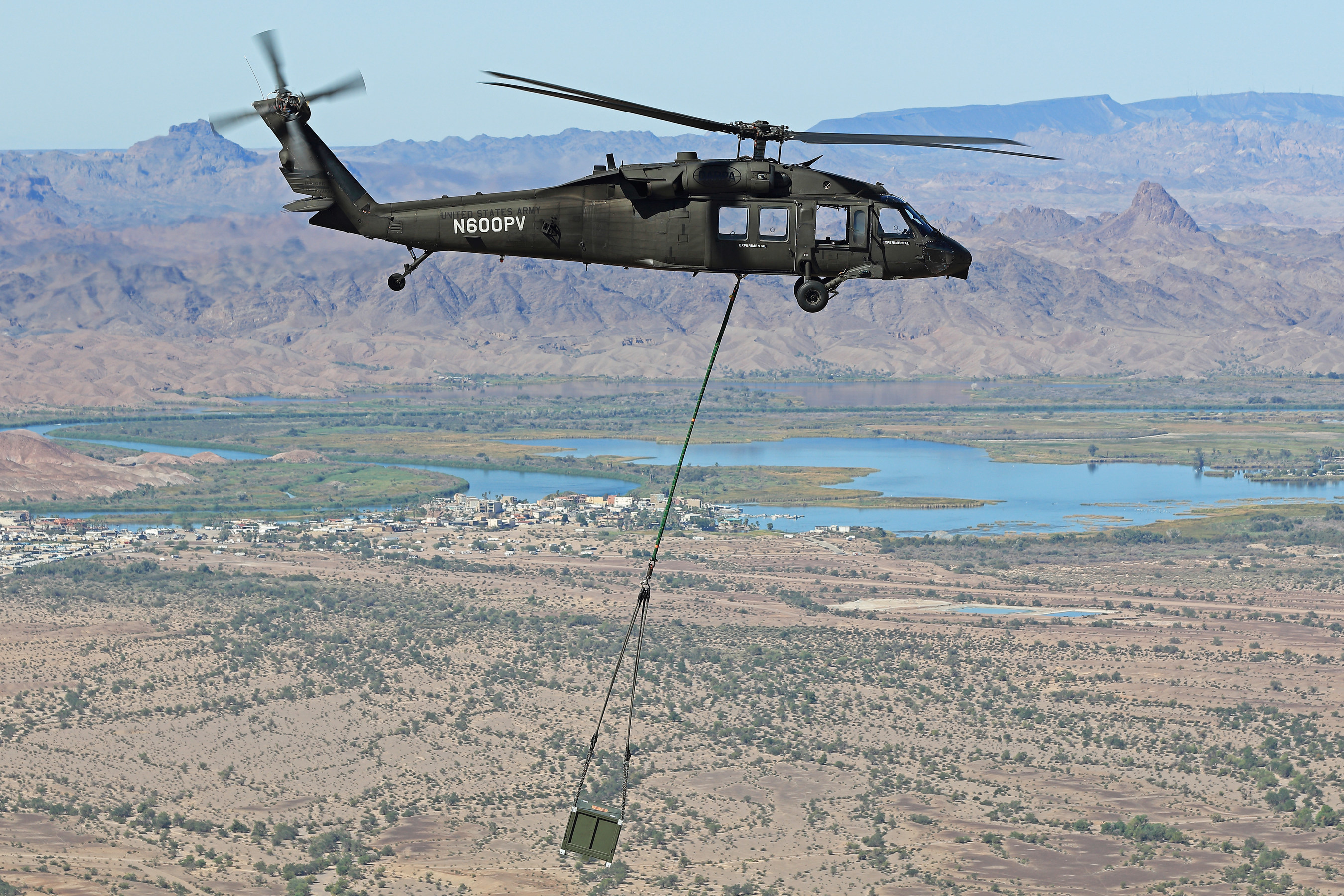 Lockheed Martin hat einen Black Hawk-Militärhubschrauber in eine Drohne verwandelt - er lieferte erfolgreich einen Patienten und 1.000 kg Fracht aus Lockheed Martin hat einen Black Hawk-Militärhubschrauber in eine Drohne verwandelt - er lieferte erfolgreich einen Patienten und 1.000 kg Fracht aus
