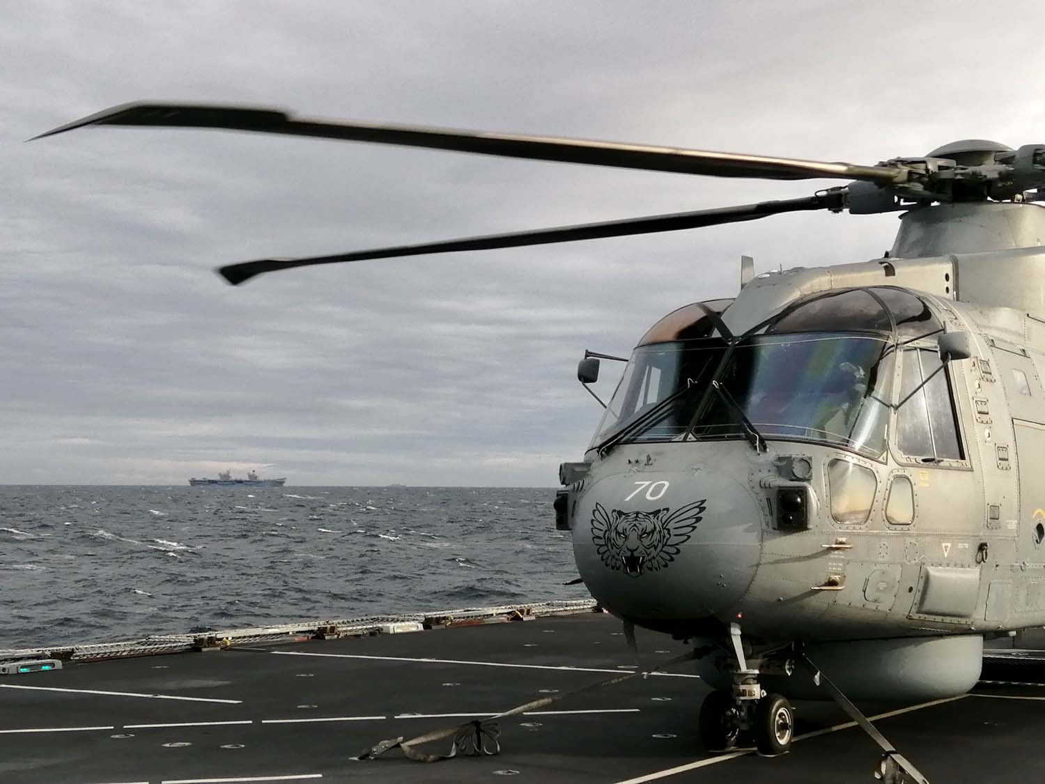 Der Flaggschiff-Flugzeugträger HMS Queen Elizabeth, der mit F-35 Lightning II-Kampfflugzeugen der fünften Generation bestückt ist, hat vor der norwegischen Küste erfolgreich eine Reihe von simulierten Einsätzen durchgeführt-4 Der Flaggschiff-Flugzeugträger HMS Queen Elizabeth, der mit F-35 Lightning II-Kampfflugzeugen der fünften Generation bestückt ist, hat vor der norwegischen Küste erfolgreich eine Reihe von simulierten Einsätzen durchgeführt-4