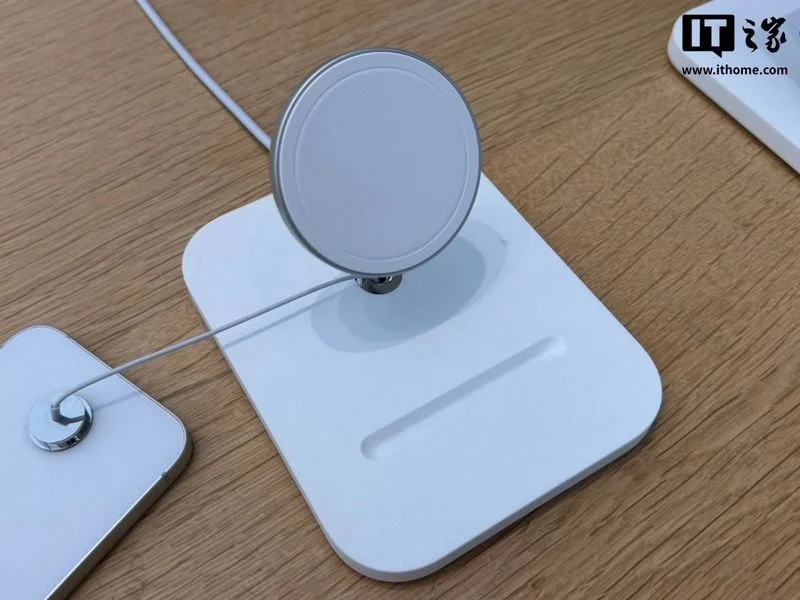 Spezielle Docking-Stationen, um das iPhone 16e zu präsentieren. Illustration: Apple