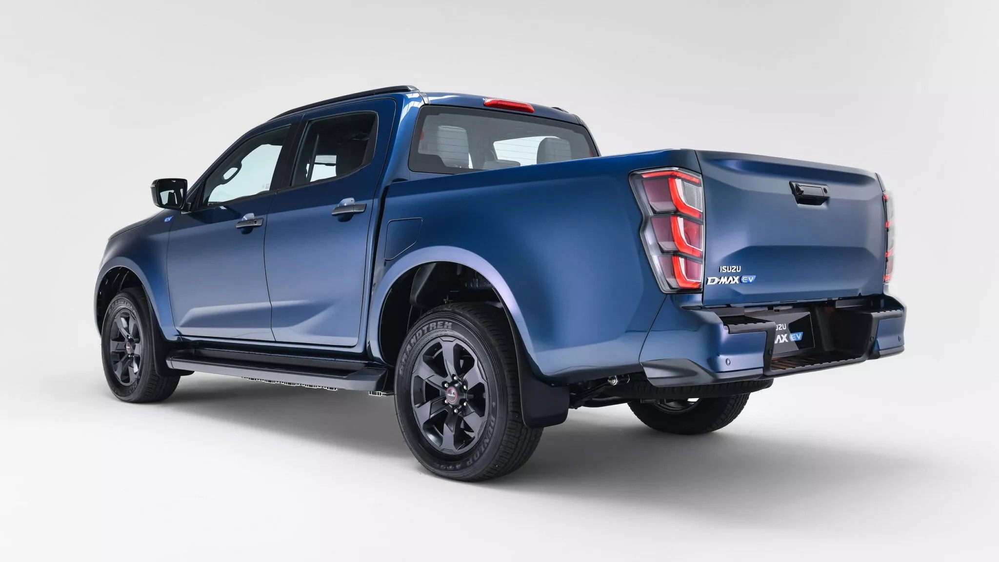 Bild des Isuzu D-Max EV vor landschaftlicher Kulisse Bild des Isuzu D-Max EV vor landschaftlicher Kulisse