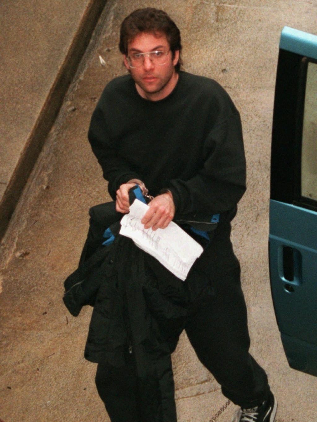 Kevin Mitnick betritt nach seiner Verhaftung in Handschellen das US-Gerichtsgebäude. Illustration: Herald Sun