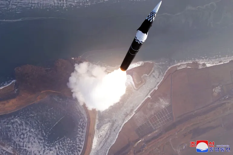 Eine neue ballistische Mittelstreckenrakete mit Hyperschallantrieb. 6. Januar 2025. Illustration: Reuters