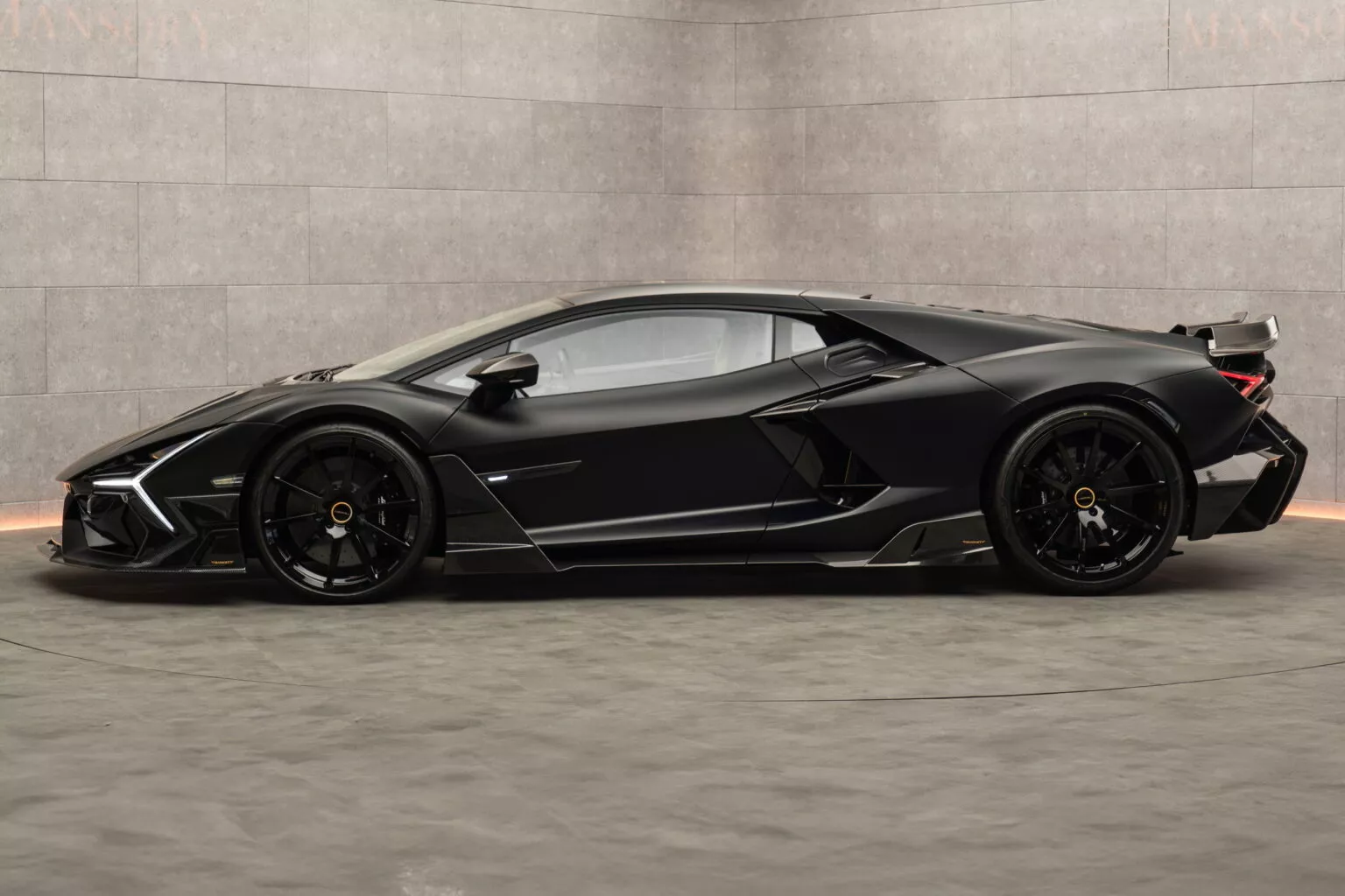 Der neue Lamborghini Revuelto Spoiler von Mansory. Der neue Lamborghini Revuelto Spoiler von Mansory.