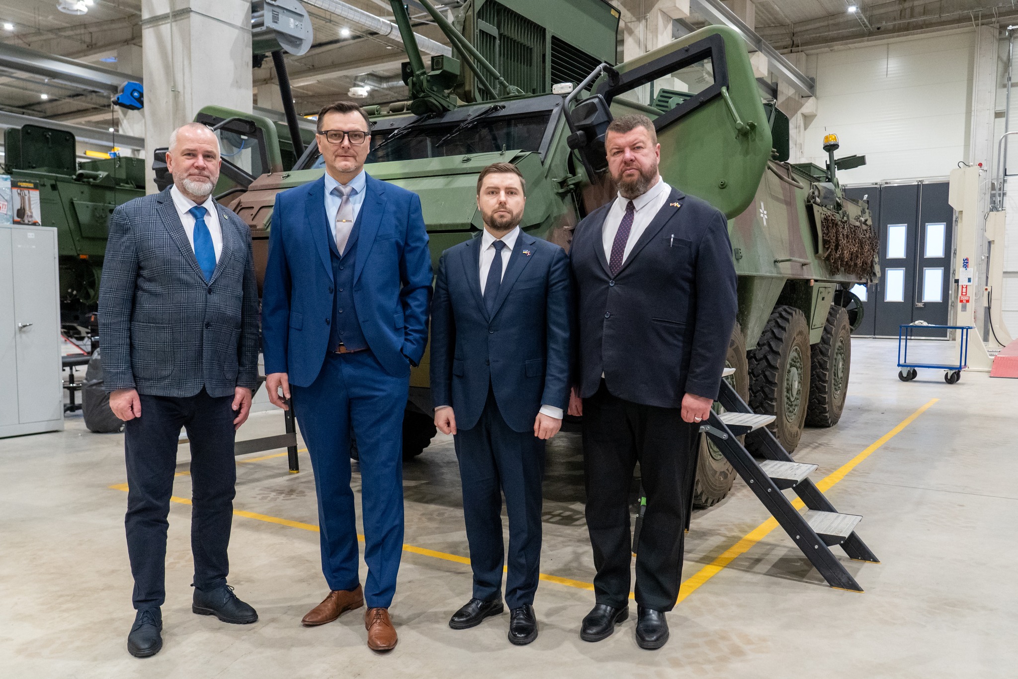 Der Botschafter der Ukraine bei der Produktion von gepanzerten Mannschaftstransportwagen in Lettland.