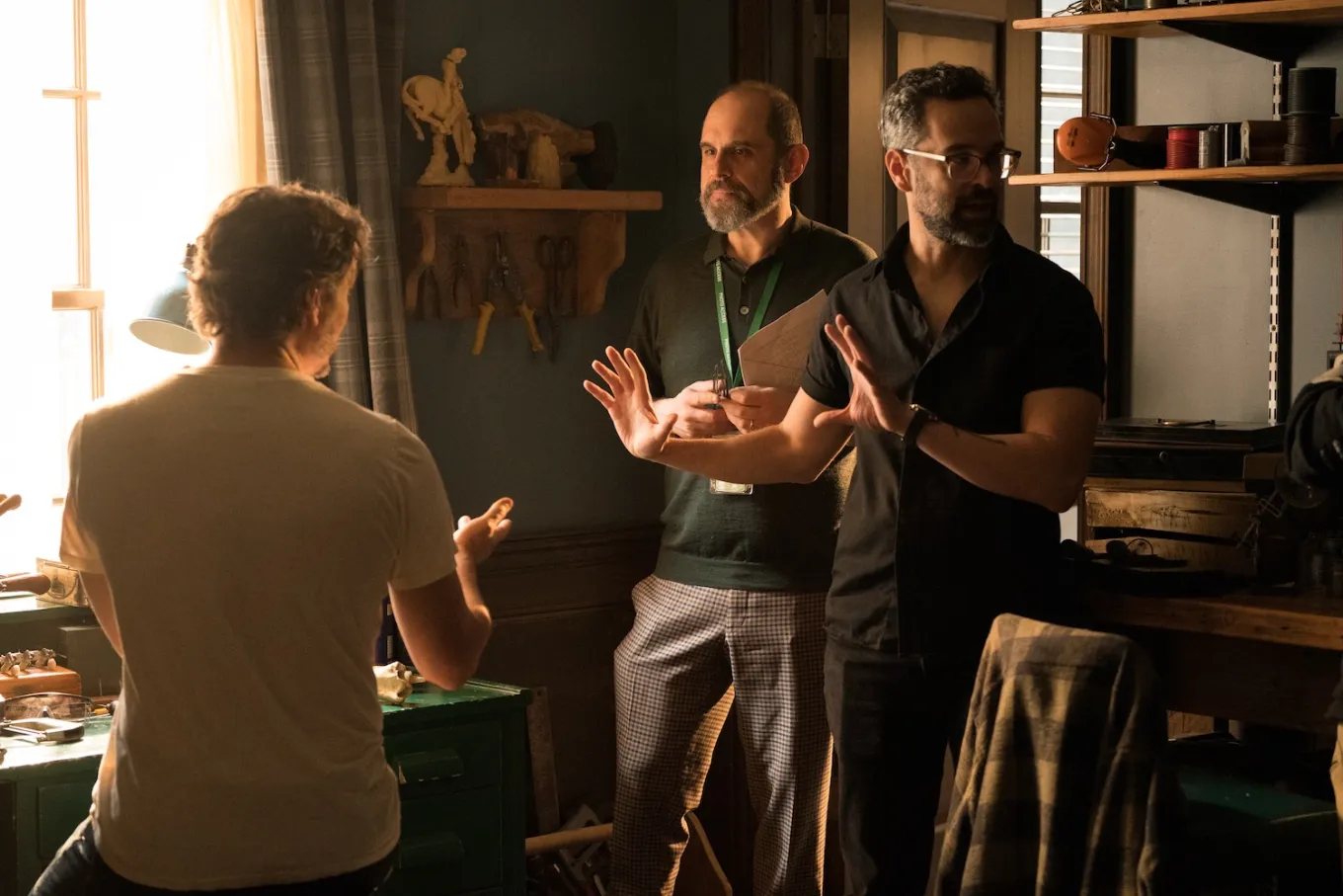Neil Druckmann, Craig Mazin und Pedro Pascal bei den Dreharbeiten